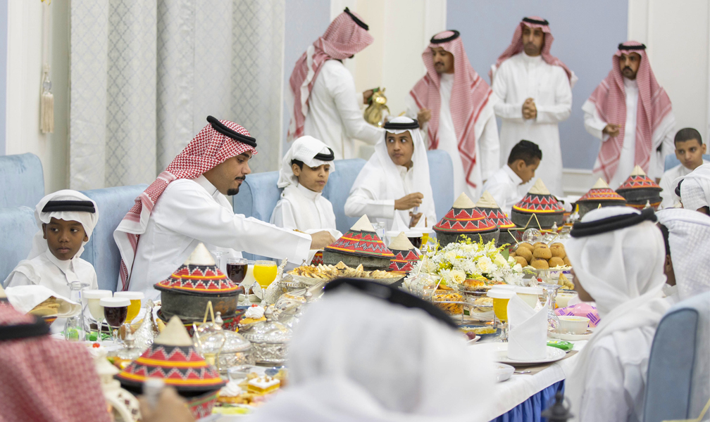 سموُّ نائبِ أميرِ نجران يشاركُ عددًا من أطفال التوحد وجبة الإفطار